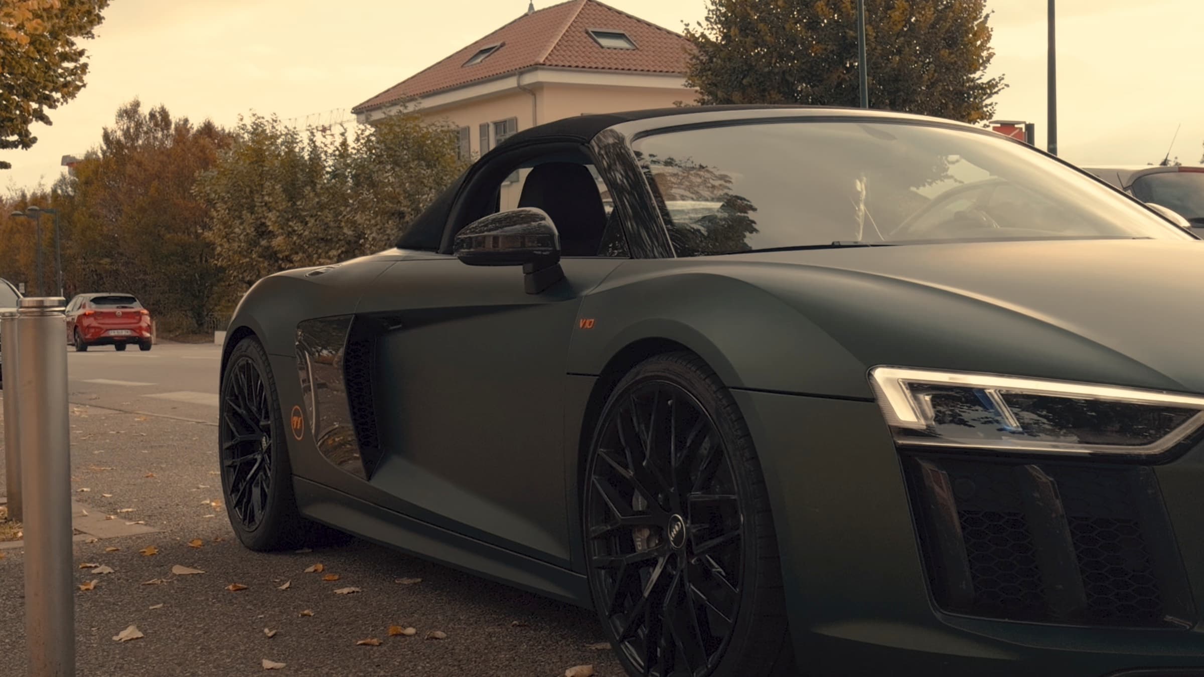 Audi R8 Spyder vert mat stationnée