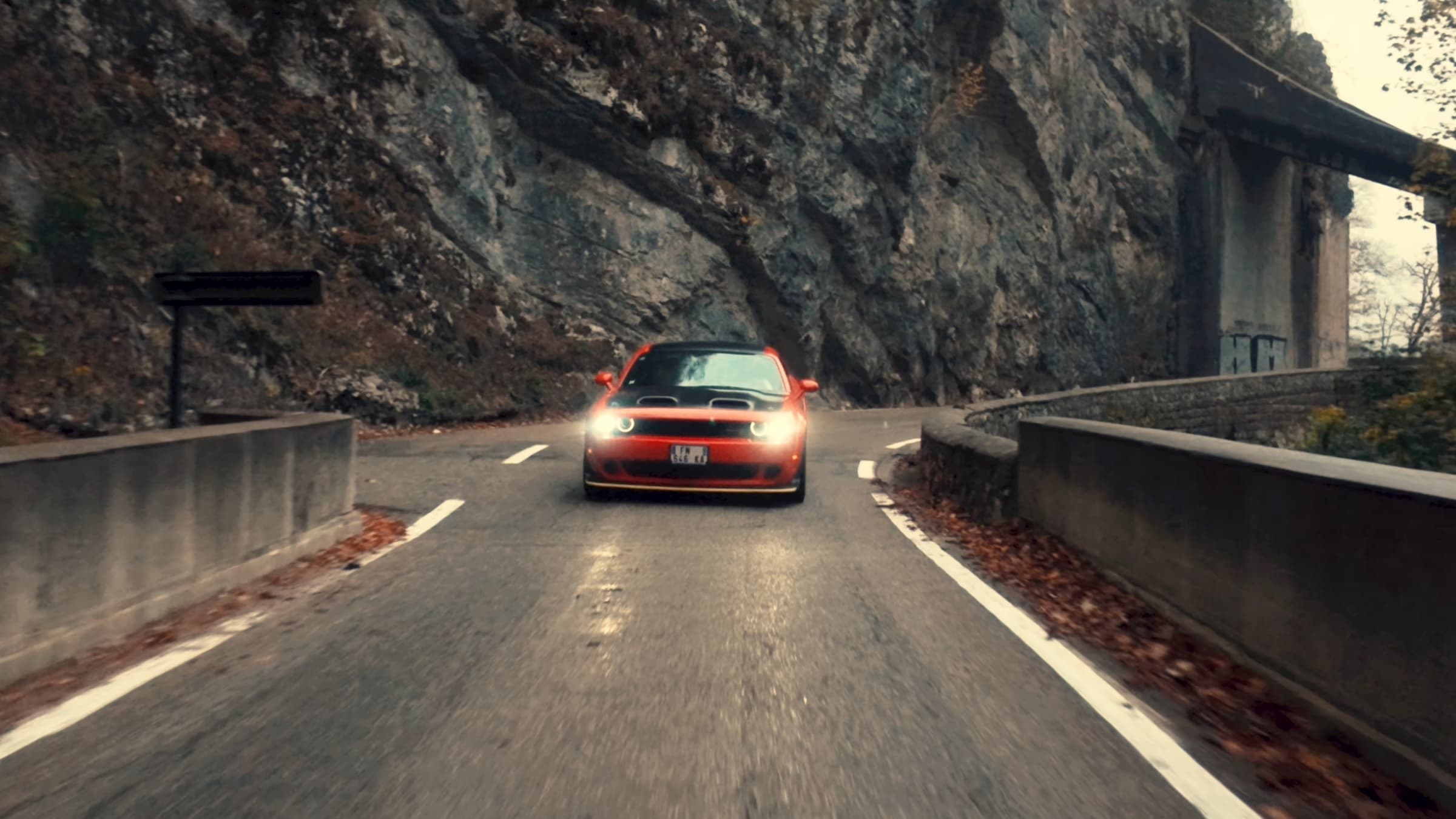 Dodge Challenger SRT Hellcat rouge sur une route taillée dans la roche