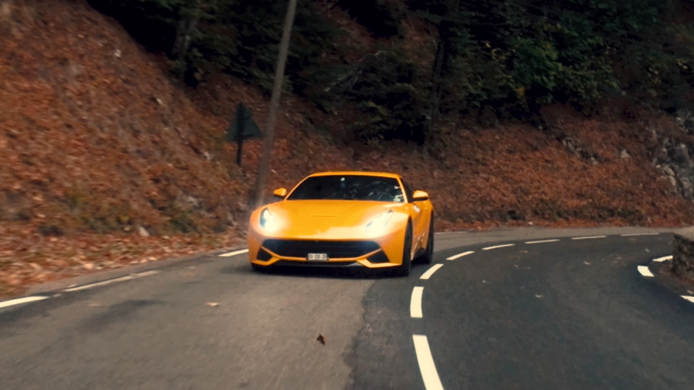 Ferrari F12berlinetta jaune dans un virage en épingle