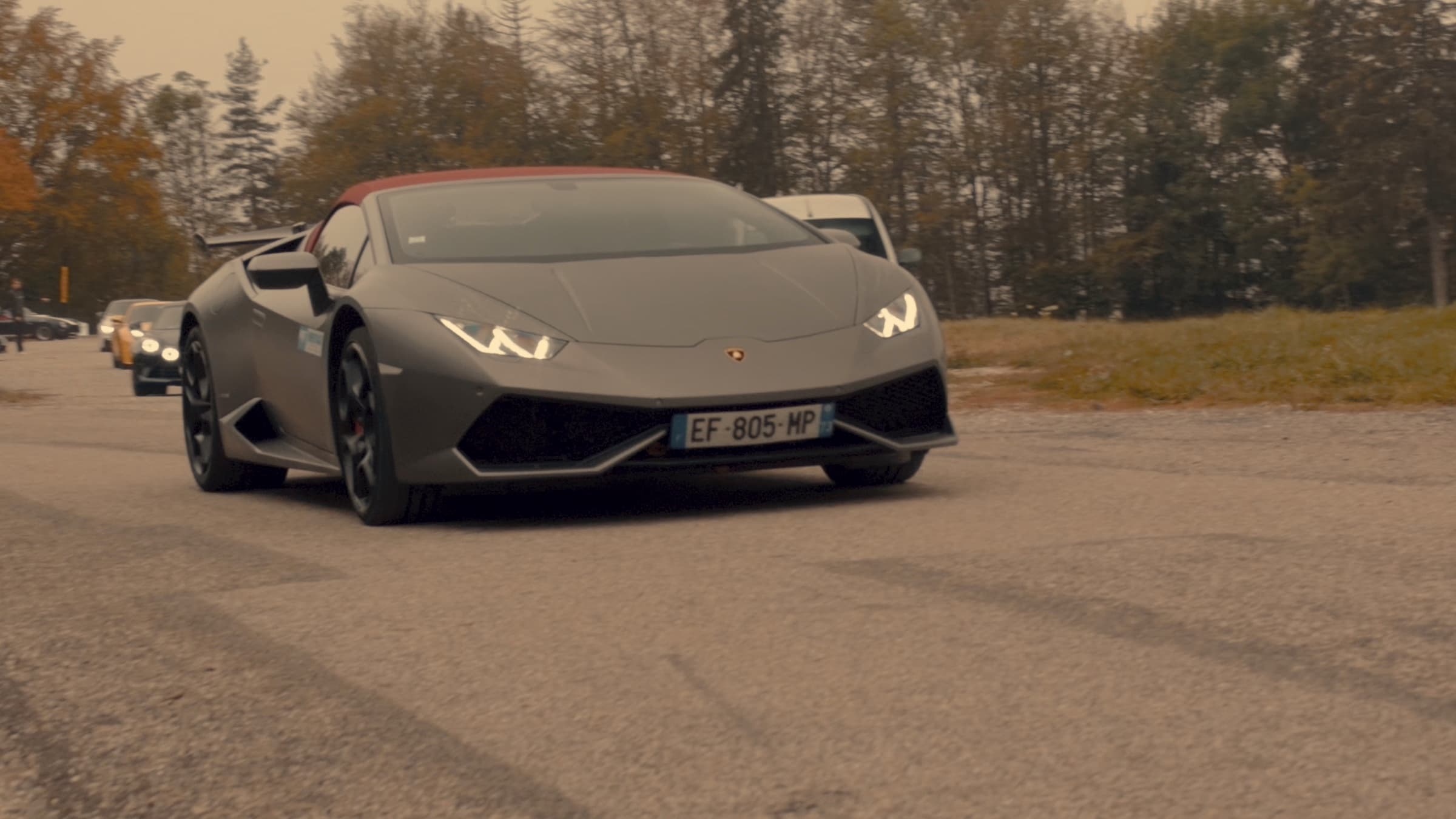 Lamborghini Huracán Spyder grise sur un parking