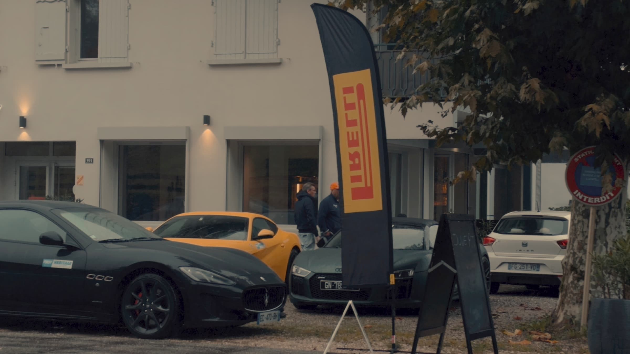 Maserati GranTurismo noire stationnée devant un bâtiment