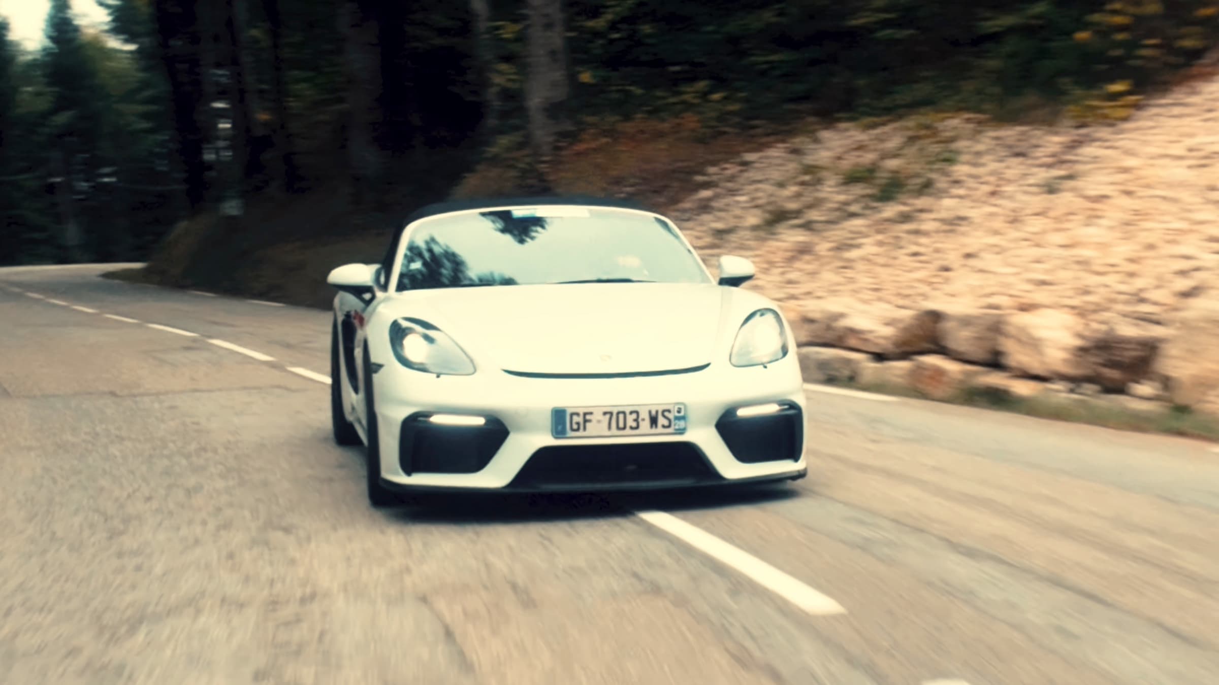 Porsche 718 Spyder blanche en virage