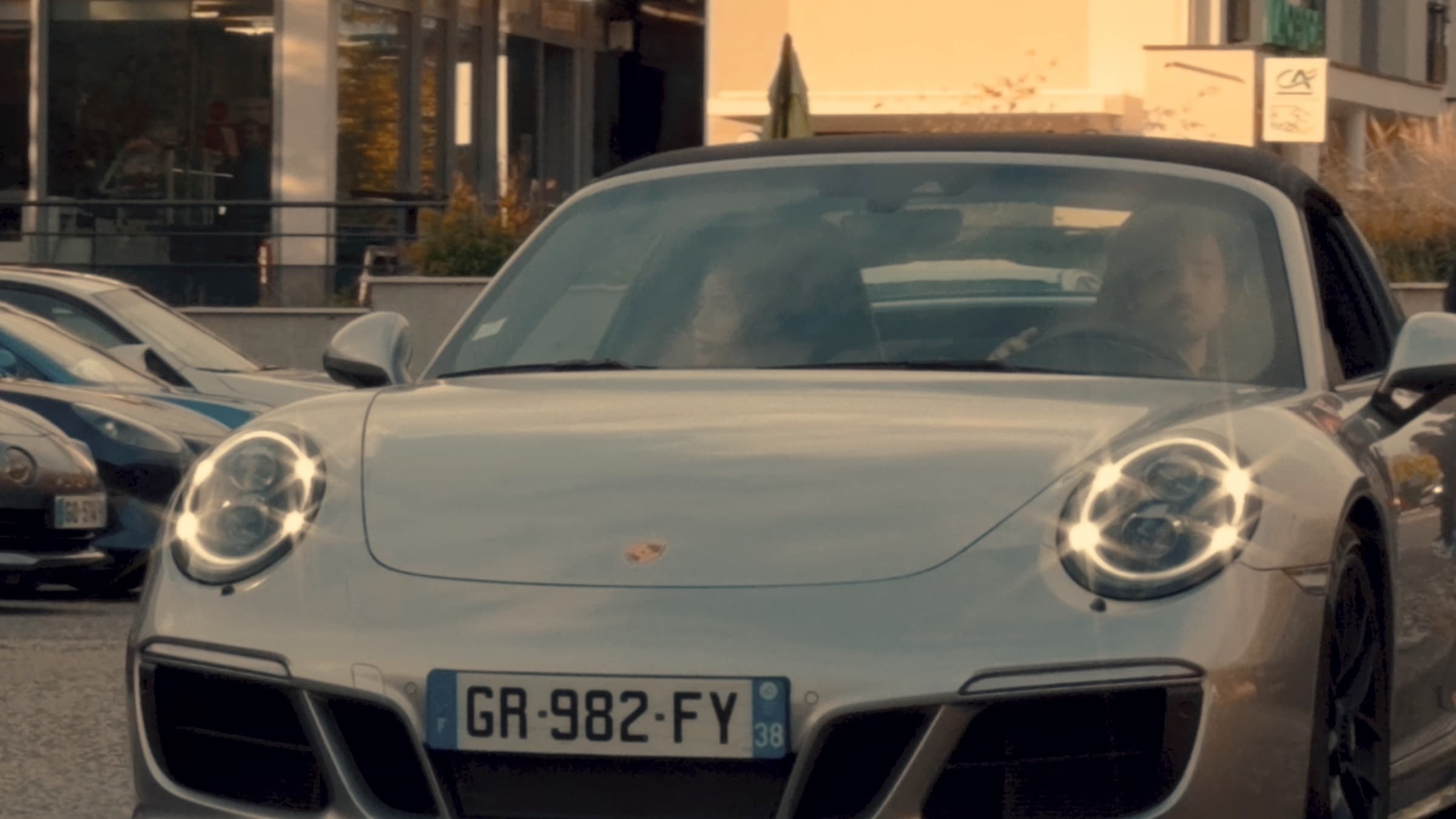 Porsche 911 Targa grise vue de face