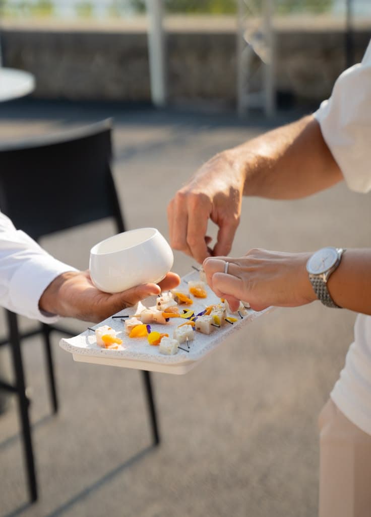 Bouchées servies sur un plateau lors du déjeuner